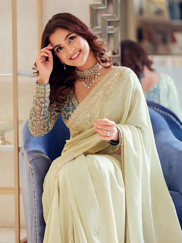 চোখে সফট টোনের আইশ্যাডো আর কাজল–আইলাইনারে সেজেছেন তিনি। ঠোঁটে রোজ–পিঙ্ক লিপকালার। চুল রাখা হয়েছে সফট কার্ল স্টাইলে।