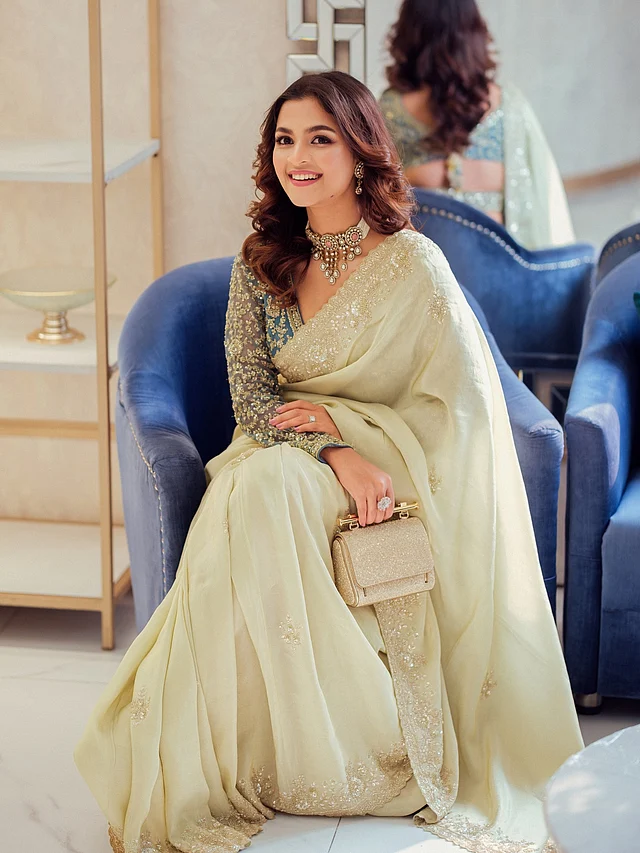 সব মিলিয়ে সাদিয়া আয়মানের এই সাজ পারফেক্ট ওয়েডিং বা ফেস্টিভ ইভেন্ট লুক হিসেবে অনুপ্রেরণা হতে পারে।