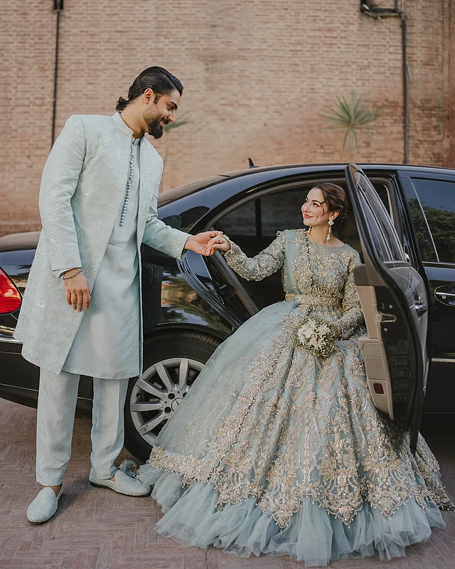 আইস ব্লু ব্রাইডাল লেহেঙ্গায় হানিয়া