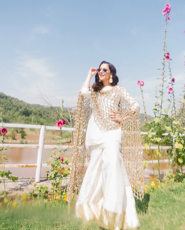 ভাইরাল এই ব্রাইডাল ওড়নায় হানিয়া বেশ সাড়া জাগিয়েছিলেন