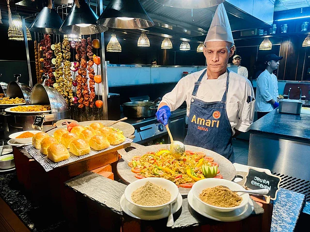 অভিজ্ঞ শেফদের নেতৃত্বে তৈরি হচ্ছে নানা স্বাদের ইফতার ও সাহরি