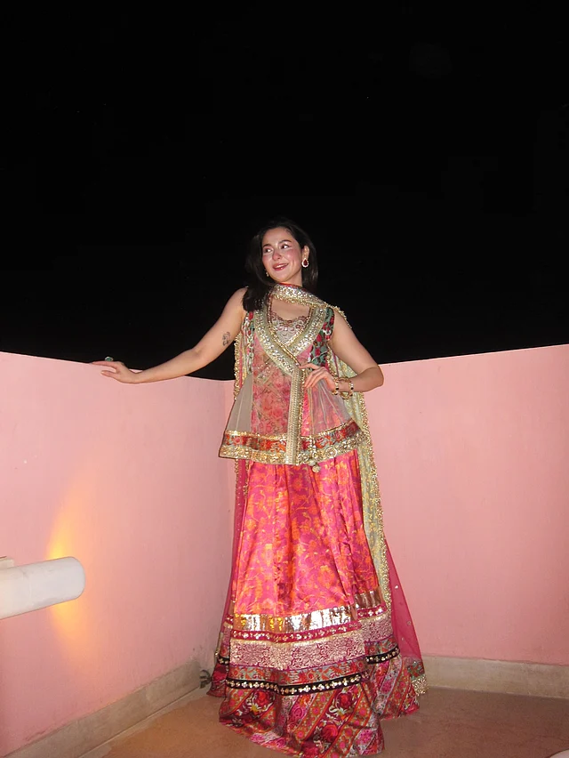 স্লিভলেস কোটির সঙ্গে জরী বসানো গোলাপি লেহেঙ্গায় হানিয়া