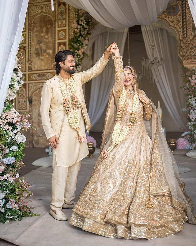 জমকালো সোনালি কারুকাজ করা অফ হোয়াইট লেহেঙ্গায় রীতিমতো বিয়ের মালা গলায় দিয়ে ব্রাইডাল শুট করেছেন হানিয়া।