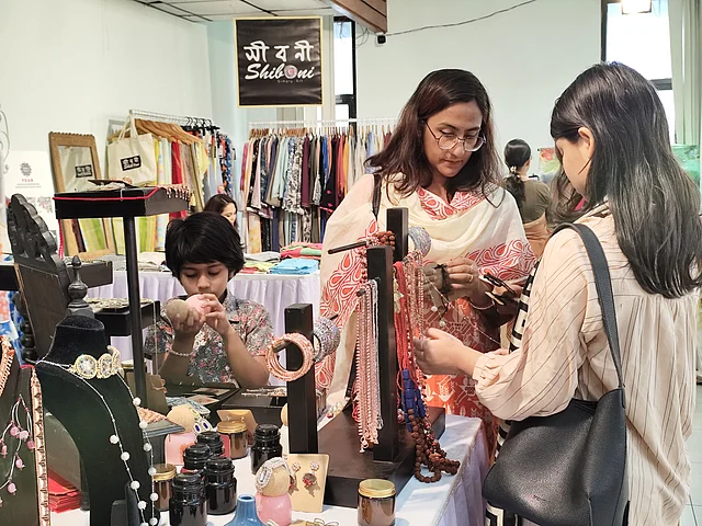 মিনিমাল নকশার জুয়েলারিও দর্শনার্থীদের নজর কাড়ছে । সরলতা ও পরিমিত ডিজাইনের মধ্যে যে সুন্দর ভারসাম্য, তা অনেকের স্টাইলকে যোগ করে এক নিখুঁত চমক।