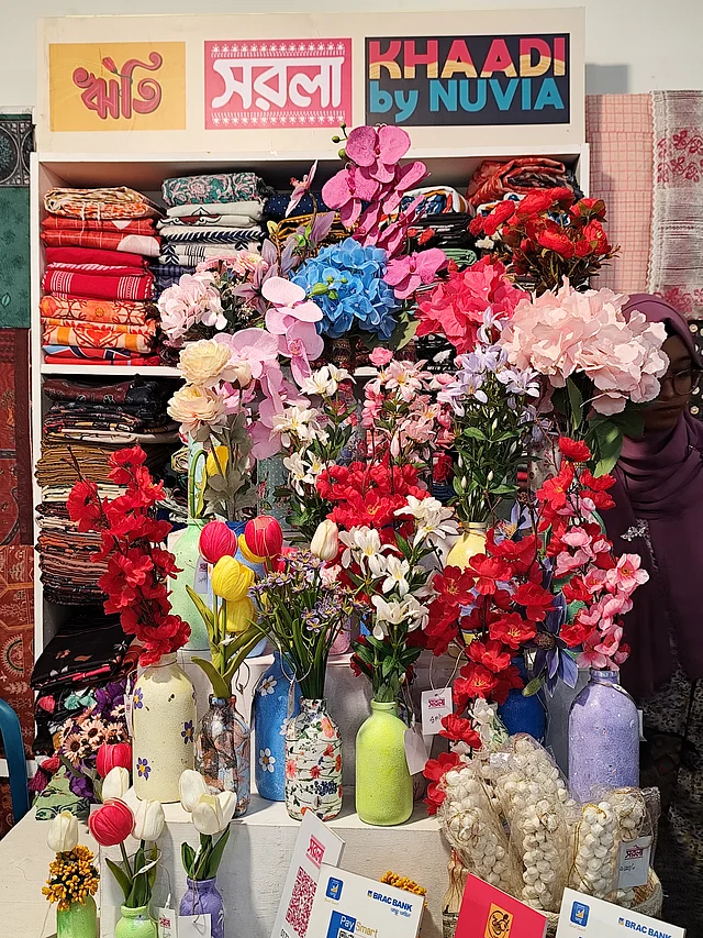 ঘর সাজানোর এই সুন্দর আর বাহারি ফুলের পসরা বসেছে মেলায়