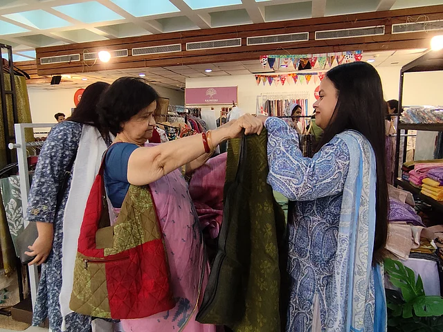 মোম বাটিকের আরামদায়ক শাড়ি ধরে দেখে কেনার আনন্দই আলাদা