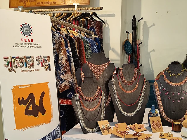 ব্যতিক্রমী গয়না নজর কাড়ছে