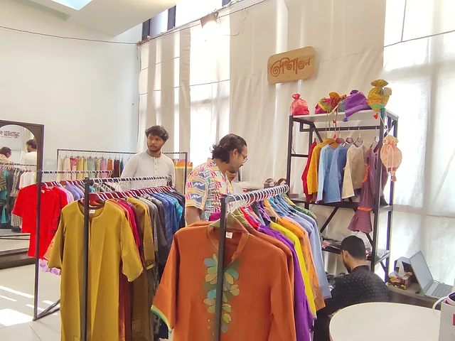 সলিড কালারের পোশাক এখন অত্যন্ত ট্রেন্ডি