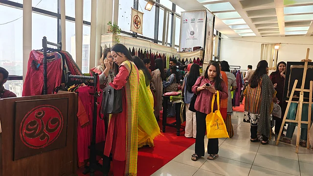 ক্রেতারা কিনছেন দেখেশুনে