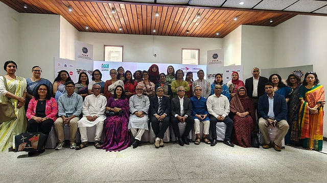 সূচনা অনুষ্ঠানে অতিথিদের সঙ্গে অংশগ্রহণকারীরা