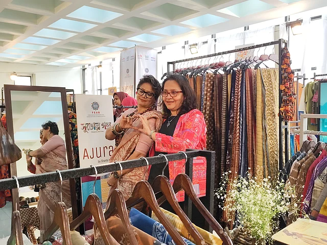 প্রদর্শনীর ফাঁকে ফ্রেমবন্দী হয়েছেন দুই উদ্যোক্তা বন্ধু