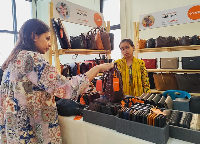 স্মার্ট একটা লেদার ব্যাগ উৎসবে স্টাইল ও চার্ম যোগ করবে