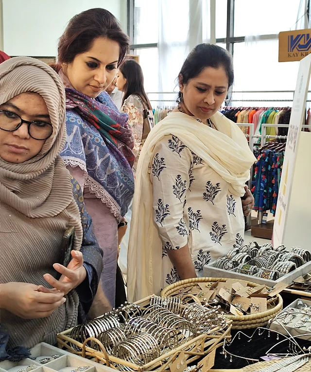 মেয়েদের কাছে চুড়ির চাহিদা তো বরাবরই থাকে। মেলায় আদিবাসীদের ‘হুজি হারু’—প্যাঁচানো নকশার ঐতিহ্যবাহী চুড়িগুলো চোখে পড়ার মতো।