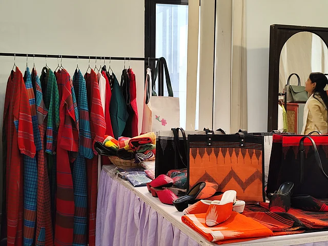 মণিপুরী ও গামছা দিয়ে তৈরি কুর্তি, জুতা ও ব্যাগগুলো একেবারেই ভিন্নধর্মী। ঐতিহ্য আর আধুনিক ডিজাইনের সংমিশ্রণের প্রতিটি পিসই বেশ ইউনিক