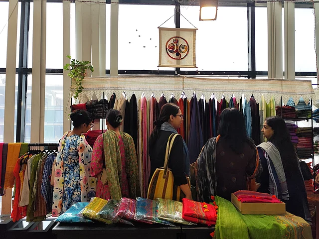 শাড়ির প্রতি আমাদের দেশের মেয়েদের একটা আলাদা ভালোবাসা আছে। সেটাই ধরা পড়েছে ছবিতে