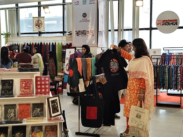 উপহার দেওয়ার জন্য নকশী কাঁথার ডায়েরি , টোট ব্যাগ কিংবা টি শার্ট পাবেন