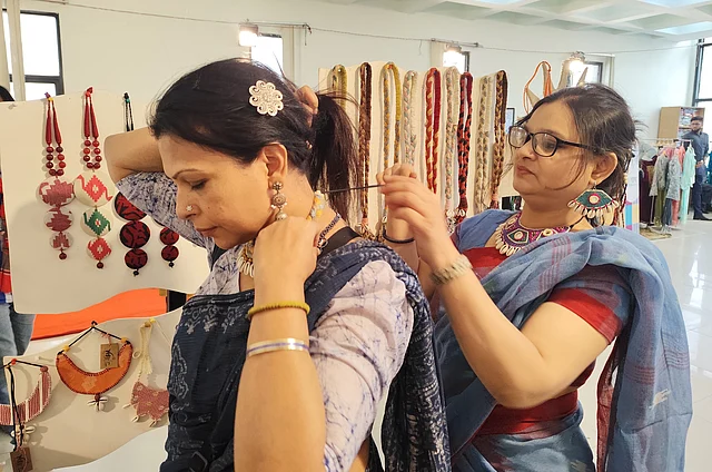 আপসাইকেলড উপকরণ, জামদানি মোটিফ আর পাটের মতো দেশীয় উপাদানে তৈরি গয়নার আকর্ষণীয় পসরা বসেছে মেলায়। কেনার আগে আয়নার সামনে দাঁড়িয়ে মিলিয়ে নিতে পারেন নিজের স্টাইল