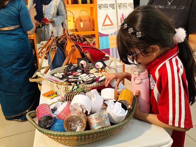 এই স্টাইলিশ খুদেও বেছে নিচ্ছে তাঁর পছন্দের কাঁচের চুড়ি