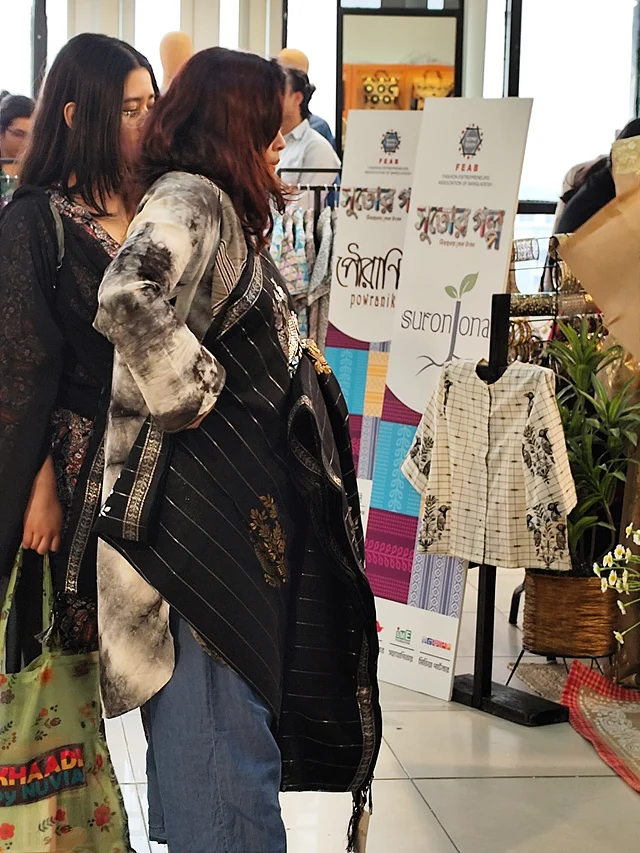 এই স্টলে সুতির ওপর ফয়েল নকশার শাড়ির প্রতি দর্শনার্থীদের আগ্রহ চোখে পড়ার মতো