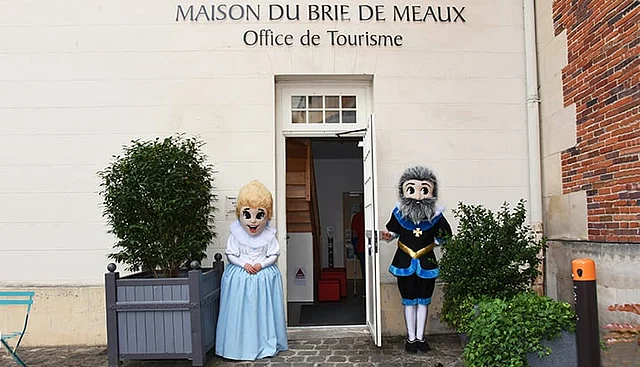 প্যারিস থেকে মাত্র ৫০ কিলোমিটার বা ৩০ মাইল দূরে ল্য মার্ন নদীর তীরে মোঁ শহরেই জাদুঘর ‘লা মেজোঁ দু ব্রি দ্য মোঁ’