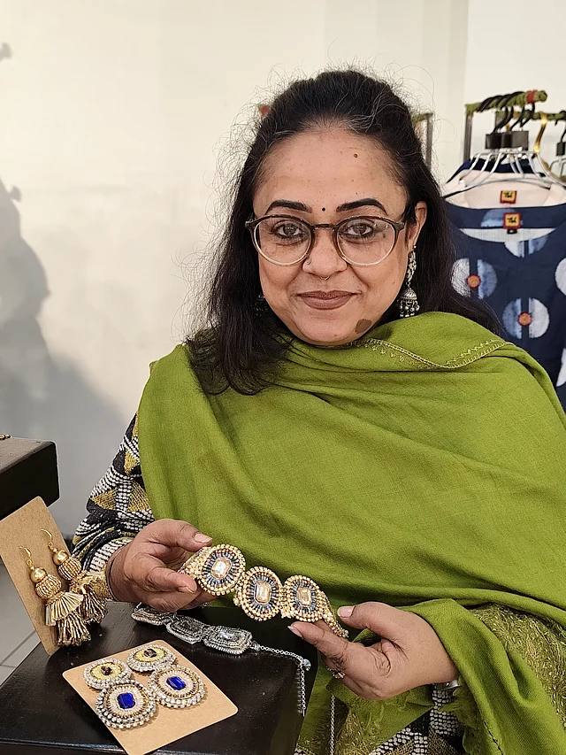 বাংলাদেশে এই প্রথম গয়নার উদ্যোগ ঋ এনেছে কারচুপির নেকপিস ও দুল। যা এই ঈদে ও মেলায় নতুন আকর্ষণ ।