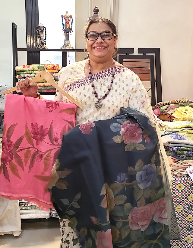 পোশাক বাই তাননাস মানেই সুন্দর সব শাড়ির সম্ভার। তবে তাদের সিগনেচার হ্যান্ডপেইন্ট ফ্লোরাল শাড়ির চাহিদা তুঙ্গে। আছে জরি কোটা শাড়িও ।