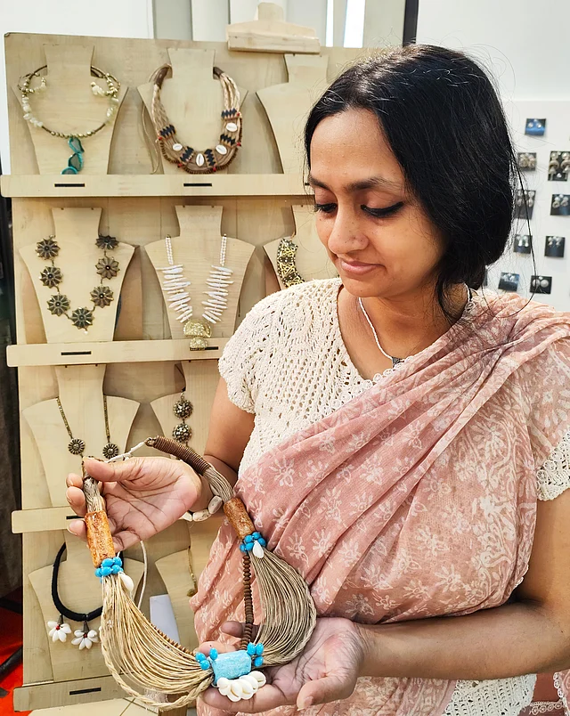 পৌরাণিকের ব্রাশ মেটালের গয়নাগুলো সবসময়ই অন্যরকম। পোশাকের সঙ্গে পরলে দৃষ্টি কাড়ে সহজেই। তবে যারা ভিন্নধর্মী কিছু খুঁজছেন, তাদের জন্য পাটের তৈরি আপসাইকেলড নেকপিসগুলো হতে পারে বিকল্প পছন্দ । দেশীয় উপকরণ আর পরিবেশবান্ধব ভাবনায় তৈরি এই নেকপিসগুলো ।