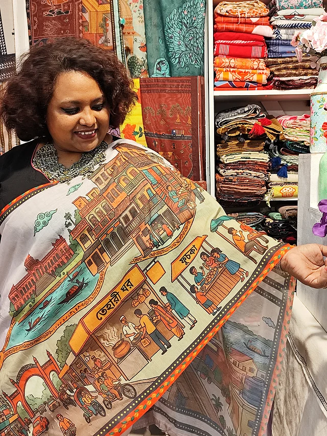 ভিন্নধর্মী ভাবনা আর গল্পনির্ভর নকশার জন্য সরলা বরাবরই আলাদা। এবারের মেলায় তাঁদের নতুন সংযোজনগুলোর মধ্যে বিশেষভাবে নজর কাড়ছে স্বত্বাধিকারীর পরা ‘ঢাকার গল্প–২’ শাড়িটি। জমিনে ফুটে উঠেছে পুরোনো স্থাপনা, নদী এমনকি ফুচকা আর তেহারির মতো জনপ্রিয় খাবারের চিত্রও।