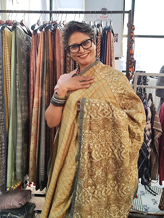 প্রাকৃতিক রং নিয়ে কাজ করে আজুরা বাই শান্তা কবির। এবারের নতুন সংযোজন মেহেদী দিয়ে রাঙানো একটি সিল্ক শাড়ি। শুধু মেহেদীই নয়, তাঁর সংগ্রহে রয়েছে পানের খয়ের, হরিতকী, এমনকি কফির মতো প্রাকৃতিক উপাদান থেকে তৈরি নানা শেডের শাড়ি।