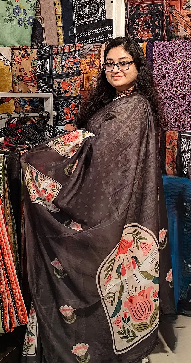 পোলকা ডট আর ফ্লোরাল ছাপা এই সুন্দর শাড়িটি ঋতির নতুন সংগ্রহ । বাকি শাড়িগুলো দেখতে হলে অবশ্যই মেলায় ঢুঁ মাড়তে হবে।