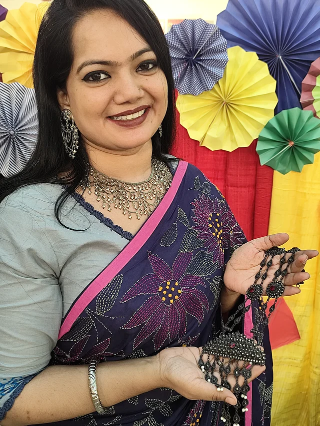 ‘আট কুঠুরি নয় দরজা’–এর ব্রাশ মেটালের গয়নাগুলো সবসময়ই নজরকাড়া। এবারের সংগ্রহের সবচেয়ে আকর্ষণীয় পিস হলো ব্ল্যাক পলিশড ব্রাশ মেটালের নেকপিস।