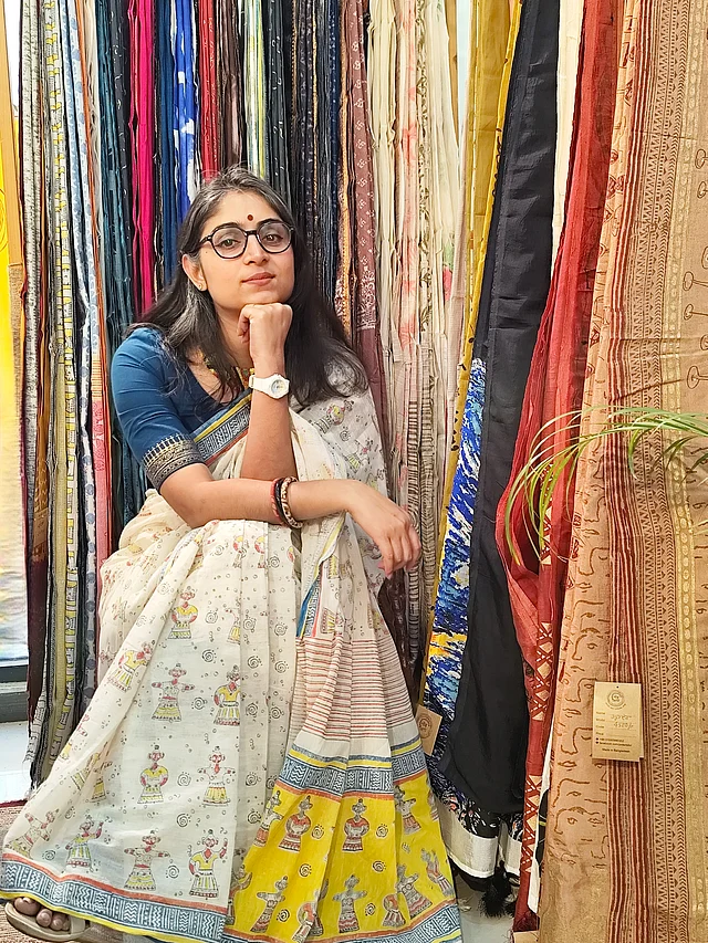 পটের বিবির বিভিন্ন মোটিফের শাড়ি সবসময়ই বাঙালি মেয়েদের কাছে প্রিয়। এবার ঈদে তাদের সংগ্রহে এসেছে বেশ কিছু নতুন শাড়ি। তবে সেই সংগ্রহের মধ্যে ট্যাপা পুতুল শাড়িটি আলাদাভাবে নজর কাড়ছে।