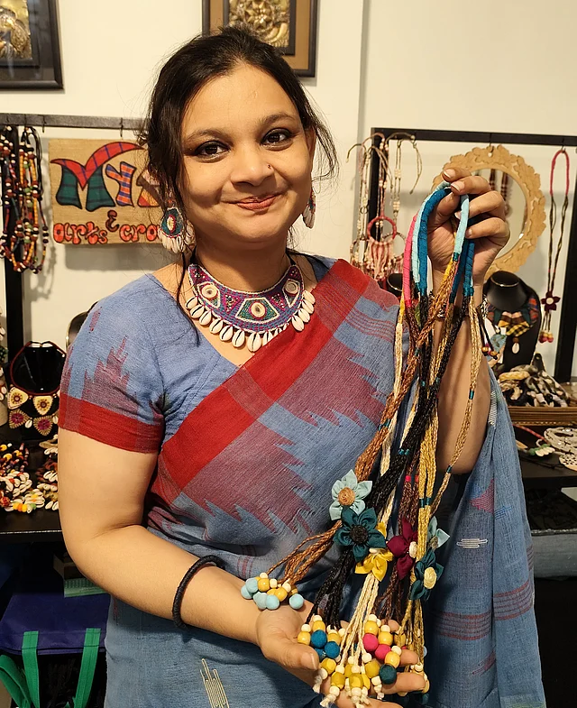 আপসাইকেলড উপকরণ আর পাটের মতো দেশীয় উপাদানে তৈরি গয়নাই মিথ আর্ট অ্যান্ড ক্রাফটস–এর মূল আকর্ষণ। এবার ঈদে ও মেলায় ব্র্যান্ডটি নিয়ে এসেছে শিকা অনুপ্রাণিত ফ্লোরাল নেকপিস। গ্রামবাংলার ঘরে ঝুলে থাকা শিকা—যা একসময় ছিল নিত্যদিনের ব্যবহার্য কারুশিল্পের গুরুত্বপূর্ণ অনুষঙ্গ।