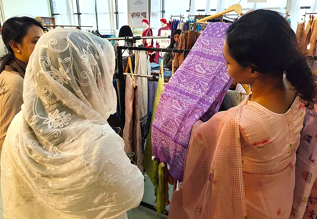 তবে তাঁদের মোমবাটিকের আরামদায়ক শাড়িগুলোই বিশেষ আকর্ষণ।