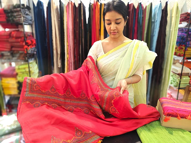 খুঁতের শাড়ির আবেদন বাঙালি মেয়েদের কাছে সত্যিই অন্যরকম। এই ঈদে ব্র্যান্ডটির নতুন সংযোজন সুতার কাজ করা সুন্দর সিল্কের শাড়ি। উৎসবের দিনে যারা সাবেকি আবহের সঙ্গে একটু ভিন্নতার খোঁজ করেন, তাঁদের জন্য এমন শাড়ি হতে পারে অনন্য পছন্দ