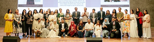 শিক্ষকদের সঙ্গে ছাত্রছাত্রীরা