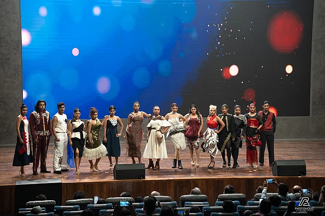 আটপৌরে স্বাচ্ছন্দ্য আর রিসোর্ট এলিগ্যান্সের মেলবন্ধন ঘটানোর চেষ্টা লক্ষনীয় ছিল