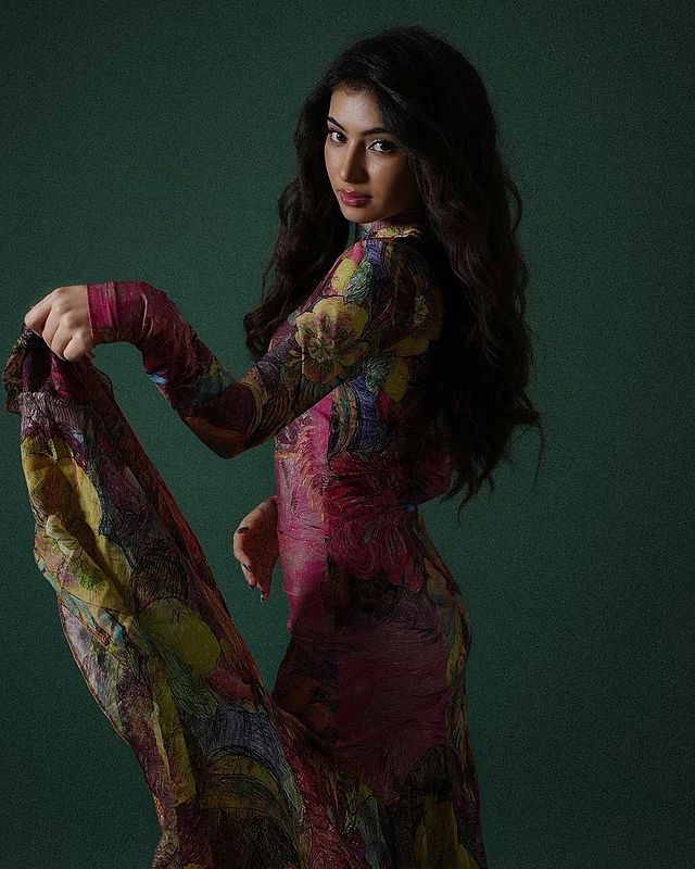 রংচঙে ফুলস্লিভ ফ্লোরাল ড্রেস পরেছেন অভিনেত্রী