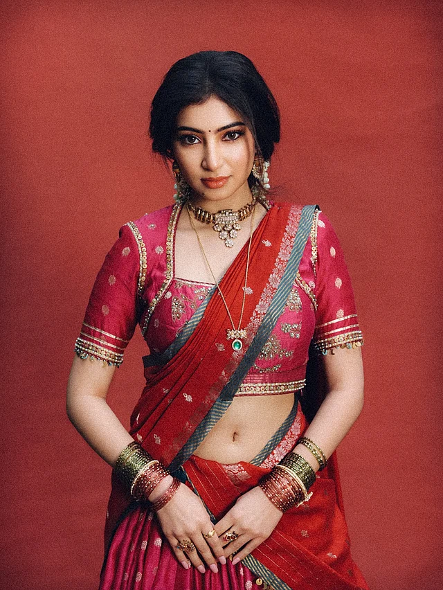 দক্ষিণ ভারতীয় প্রথাগত স্টাইলে ড্রেপ করা গোলাপি-লাল সিল্ক শাড়িতে অভিনেত্রী