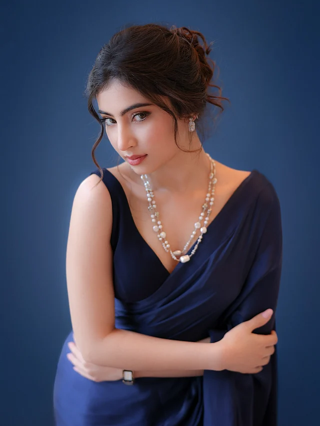 মর্ডান মোনোক্রোম লুকে খুব সুন্দর একটি নেভি ব্লু শাড়ি পরেছেন সারা। সঙ্গে মেলানো একই রঙের স্লিভলেস ব্লাউজ। লুকের অন্যতম আকর্ষণ মিনিমাল পার্ল জুয়েলারি