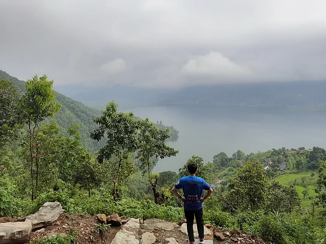 অনেক উপর থেকে দেখা যাচ্ছে ফেওয়া হ্রদকে
