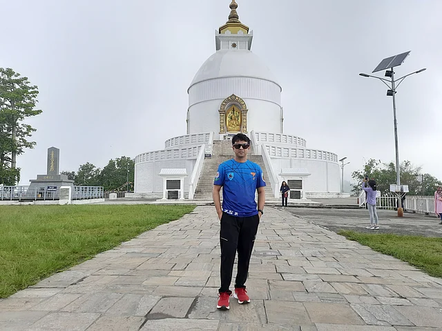 পিস প্যাগোডার সামনে লেখক