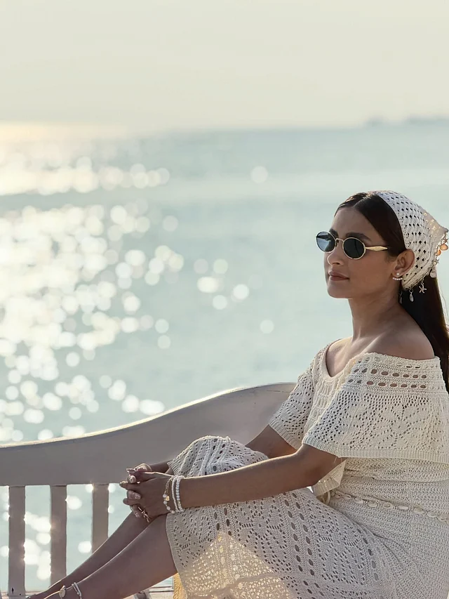 মেহজাবীন মানেই আলাদা সৌন্দর্য। তাঁর পরনে ক্রোশেট বা কুশিকাঁটার অফশোল্ডার মিডি ড্রেস, মাথায় ক্রোশেটের ব্যান্ডানা। এক্সেসরিজে প্রাধান্য পেয়েছে মুক্তার জুয়েলারি, সমুদ্র থিমের চার্ম এবং সানগ্লাস। সব মিলিয়ে সমুদ্র কন্যাই বলা যায় অভিনেত্রীকে। ১০।