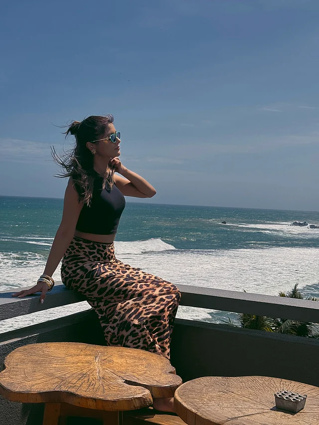 অভিনেত্রী টয়ার পরনে কালো স্লিভলেস ক্রপ টপ আর অ্যানিমেল প্রিন্টের স্কার্ট