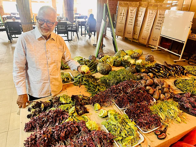 পুষ্টিবিদ শহিদ আহমেদের তত্ত্বাবধানে এসব খাবার পৌঁছে যাচ্ছে বিভিন্ন রোগীর ঘরে