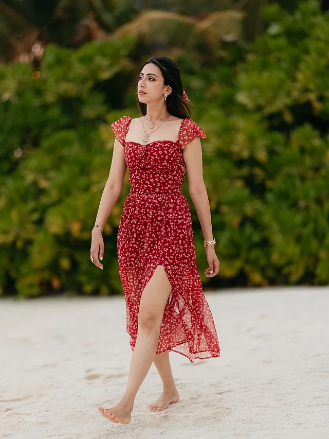 মিমের পরনে সুইটহার্ট নেকলাইনের লাল ফ্লোরাল ড্রেস।