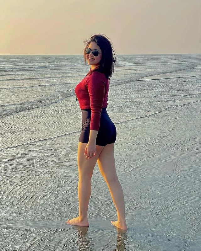 লাল ফিটেড টপ আর কালো শর্টস পরেছেন ভাবনা