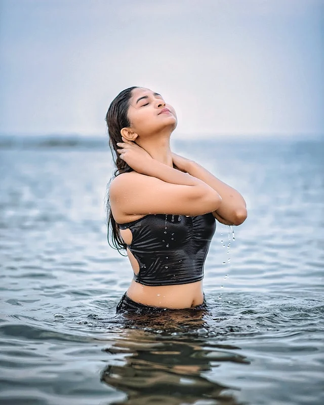 কালো ক্রপ টপ ও বটম পরে সমুদ্রস্নানে নেমেছেন তিনি।