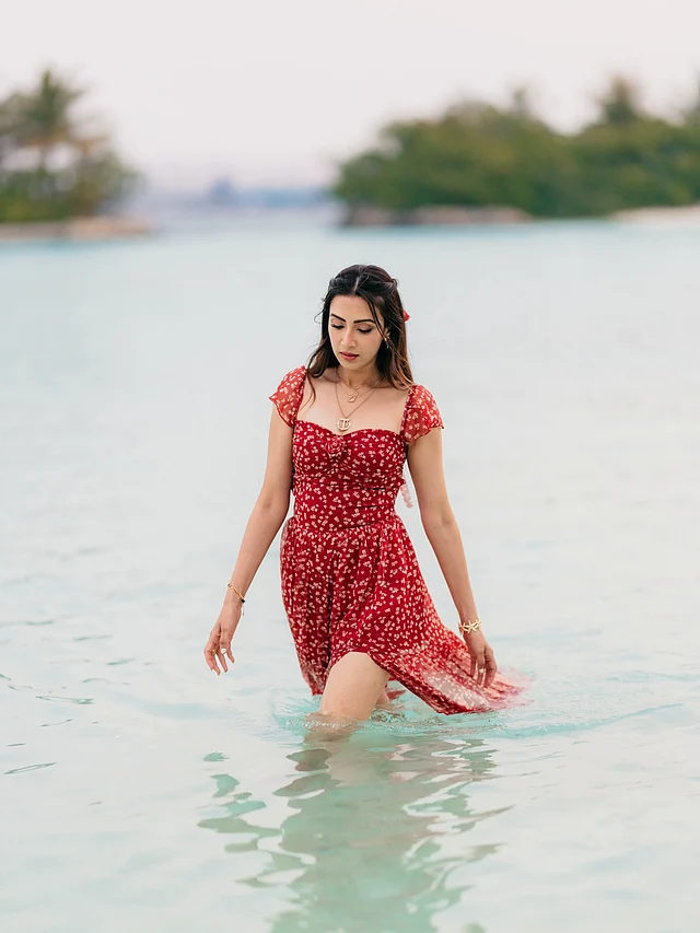 সঙ্গে গোল্ডের লেয়ার্ড নেকপিস, ব্রেসলেট ও দুল দিয়ে লুকটি স্টাইল করেছেন তিনি।