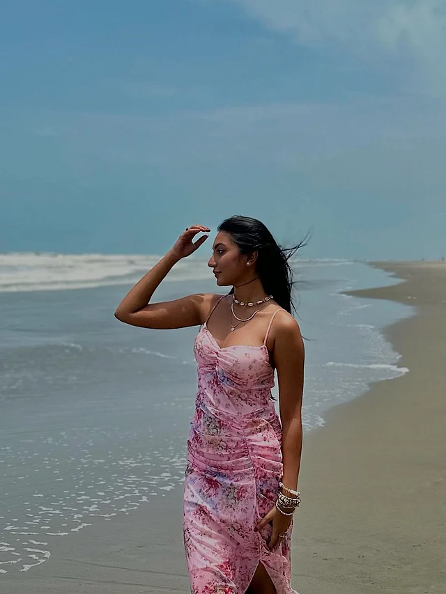 ফুলেল প্রিন্টের স্প্যাগেটি স্ট্র্যাপ মিডি ড্রেসে অত্যন্ত আকর্ষণীয় লাগছে অভিনেত্রীকে। সঙ্গে তিনি বেছে নিয়েছেন সি বিচ ভাইবের কড়ি, শামুক ও বিডসের চার্মস, মালা এবং ব্রেসলেট।